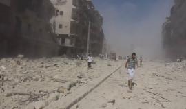 #شاهد | في أول أيام عيد الفطر.. دمار هائل في حي طريق الباب في #حلب جراء قصف قوات النظام الحي بالحاويات المتفجرة.
تصوير: محمود ابو الشيخ