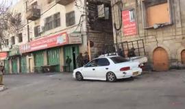 جانب من المواجهات المندلعة بين الشبان وقوات الاحتلال في مدينة الخليل