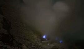 تتوهج حمم بركان “إيجن كوا” في #إندونيسيا بلهيب أزرق ناتج عن احتراق غازات الكبريت بسبب الحرارة والضغط المرتفعين 

المصدر: Marc -Volcano- Szeglat