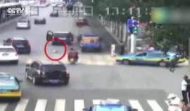 أم صينية تقتل طفلتها دهسا تحت عجلات سيارتها !