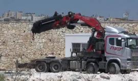 تمهيداً لتهجير الأهالي والعائلات من تجمع #الخان_الأحمر..
#شاهد| سلطات الاحتلال تنصب كرافانات قرب بلدية العيزرية شرقي #القدس المحتلة