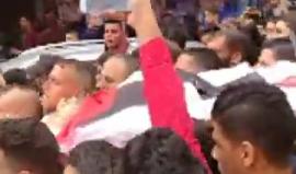 "لا تبكون على الشهيد..عند الله مولود جديد".. هتافات مسيرة تشييع الشهيد محمد محيسن الذي ارتقى برصاص الاحتلال أمس شرق غزة.
تصوير طلال النبيه