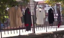 في مدينة #يالوفا التركية تفاجئ الناس صبيحةَ يوم العيد بمجموعة ألبسة جديدة مكوَاة معطّرة معلّقة على سياجٍ مكتوبة عليها "Iyi bayramlar عيدكم مبارك".

يأخذها المحتاج ..
فاعلُ الخير «مجهول» .