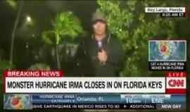 فيديو يظهر صعوبة تغطية مراسلي CNN بسبب اقتراب إعصار إيرما من ولاية فلوريدا