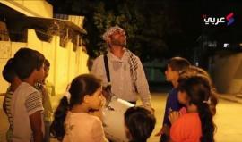 مسحراتي في غزة يوقظ النيام بالتغني للمقاومة 

يخترق صوت المسحراتي معين صالح حمام، من سكان مدينة غزة؛ سكون الليل، وهو يطوف في شوارع مدينة غزة وأزقتها؛ ليوقظ الفلسطينيين لتناول طعام السحور.

ويعمل حمام (43 عاما) ، مسحراتيا في حي الصبرة وسط غزة منذ 15 عاما، 