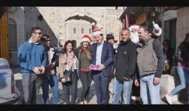 #شاهد .. الاستعدادات لإضاءة شجرة الميلاد في العاصمة الفلسطينية المحتلة ضمن موسم احتفالات الطوائف المسيحية بأعياد الميلاد .