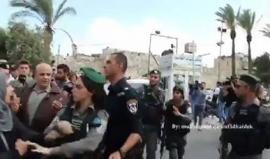 #شاهد جندي إسرائيلي يطرح امرأة مقدسية أرضاً ويعتدي على أخريات