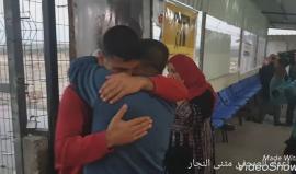 من حاجز بيت حانون "إيريز" شمال قطاع غزة 
#شاهد .. اللحظات الأولى لوصول الأسير المحرر عيسى خليل محمد النجار من مدينة خانيونس جنوب قطاع غزة والمعتقل في سجون الاحتلال منذ 24 من يوليو عام 2014. 

تصوير مثنى النجار