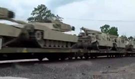 عشرات الدبابات الأمريكية محمولة على قطار يعبر هولندا للمشاركة في عملية لحلف الناتو قرب الحدود الروسية