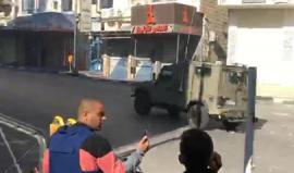 #مباشر المواجهات المندلعة بين الشبان وقوات الاحتلال وسط الخليل 
تصوير عامر أبو عرفة