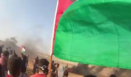 #شاهد المتظاهرون على نقطة الصفر في مواجهة قوات الاحتلال شرق خانيونس في جمعة الوفاء للجرحى .