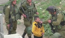 #شاهد| العشرات من جنود الاحتلال الإسرائيلي يعتقلون طفل فلسطيني في #الخليل