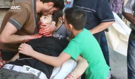 في مشهد مؤلم.. طفل يصرخ قهراً بعد فقدانه شقيقه بمجزرة حي الفردوس في #حلب