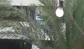 #شاهد | رجال الإطفاء ينقذون فتاة هددت بالانتحار بالقفز من مجمع تجاري وسط نابلس.