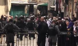 لحظة قمع قوات الاحتلال للمشاركين في مسيرة نصرة للقدس المحتلة في شارع الواد بالبلدة القديمة