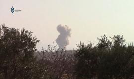 ريف ادلب - قصف بصواريخ المظلية من الطيران الحربي على قرية السكيك