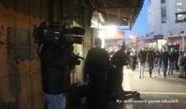 #شاهد.. جندي اسرائيلي يرفع السلاح في وجه الصحفيين، لمنعهم من تصوير ما يحدث بالقدس المحتلة.
تصوير: محمد قاروط ادكيدك
#القدس_عاصمة_فلسطين