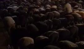 #شاهد | صلاة العشاء في هذه الأثناء امام باب الاسباط بالقدس المحتلة . 
تصوير حنين جابر