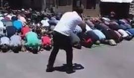 أداء صلاة الجمعه في خيمة التضامن في بلدة الخضر جنوب غرب بيت لحم تضامنا مع الاسرى المضربين عن الطعام