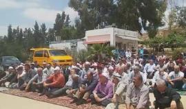 صلاة الجمعه تضامنا مع الاسرى على مدخل بيت دجن المغلق