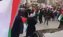#شاهد المسيرة الغاضبة التي توجهت الى حاجز قلنديا شمال القدس احتجاجا على القرارات الأمريكية بشأن القدس