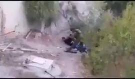 #شاهد|جنود إسرائيليون يسرقون شابًا فلسطينيًا بعد اعتقاله.