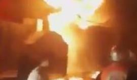 4 اصابات طفيفة جراء حريق شب في أحد المحال التجارية وسط خانيونس فجرا