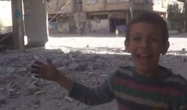 #شاهد ماذا قال طفل سوري بعد قصف جوي من طائرات الأسد على مدينة #عربين بريف #دمشق