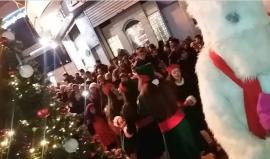 #صور .. قافلة الميلاد تجوب شوارع مدينة رام الله الفلسطينية باحتفالات المواطنين المسيحببن والزوار الأجانب بموسم أعياد الميلاد .