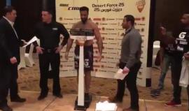 #شاهد اشتباك بين مصارع سعودي ومنافسه المصري قبل دقايق من نزالهما في نهائي بطولة "ديزرت فورس" للفنون القتالية في الأردن