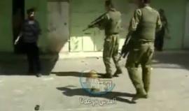 من ذاكرة الإنتفاضة 
#الخليل عام 2000 | شاب يرفع سكيناً في وجه جنود الاحتلال.