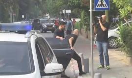 #فيديو اطلاق سراح رئيس وزراء الاحتلال الإسرائيلي السابق إيهود أولمرت بعد قضاءه سنة و4 شهور في السجن بتهمة الفساد