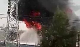 تصوير جوي للحريق الذي شب في مصفاة نفط بحيفا المحتلة صباح اليوم