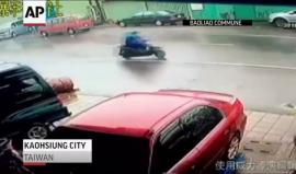 #شاهد ماذا حدث لسائق الدراجة النارية جراء الرياح القوية المصاحبة لإعصار تايوان؟