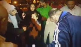 طفلة لوالدها : اوعك تسافر تاني يا بابا .. 
طفل لوالها لحظة وصوله مع الحجاج السبعة الذين احتجزتهم السلطات المصرية أثناء عودتهم من الحج..