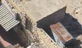 #شاهد لحظة اندلاع النيران في أحد جنود الاحتلال بعد القاء زجاجة حارقة على الجنود في مواجهات اندلعت مع شبان في مخيم شعفاط شمال شرق القدس المحتلة.