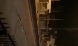 جانب من المواجهات التي اندلعت بين الشبان وقوات الاحتلال وسط اطلاق قنابل صوت في مخيم قلنديا شمال القدس المحتلة، فجر اليوم.