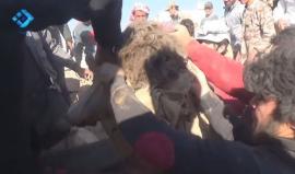 حدث قبل قليل " مشاهد قاسية ننصح عدم متابعة الأطفال " 
#شاهد ..خمسة شهداء من بينهم 3 أطفال اثر الغارات الروسية المستمرة على أحياء بلدة تقاد بريف #حلب الغربي .