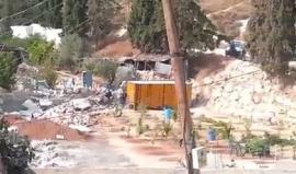 #شاهد جرافات الاحتلال تهدم منزل قيد الانشاء واسوار في وادي ياصول في حي الثوري جنوب المسجد الأقصى