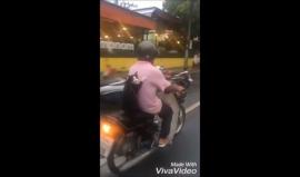 فيديو طريف .. 

ماذا يفعل هذا القط على الدراجة النارية؟