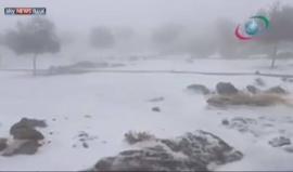 طقس "غير مألوف" وثلوج في الإمارات