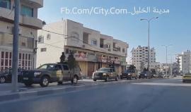 #شاهد | السلطة تستعرض قواتها في مدينة الخليل بالتزامن مع مواجهات بين الشبان وقوات الاحتلال في منطقة باب الزاوية بالمدينة.
