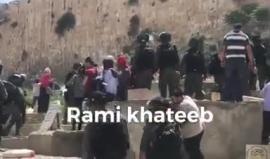 #شاهد قوات الاحتلال الاسرائيلي تعتدي على الصحفيين المتواجدين بمقبرة باب الرحمة اثناء تغطيتهم للأحداث 
تصوير: رامي الخطيب