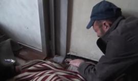 في مشهد مؤلم.. أب سوري يبكفي طفلته ضحية هجوم الكمياوي بمدينة #دوما: سامحيني يا بابا