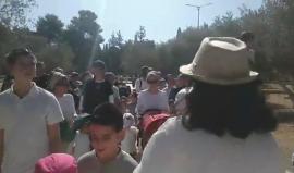 مشاهد بثها مستوطنون للاقتحامات الواسعة بالمسجد الأقصى بحماية قوات الاحتلال قبل قليل