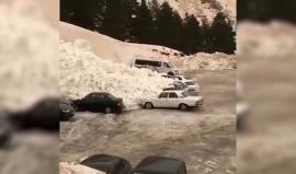 #فيديو الثلوج تجرف من يقف أمامها في منطقة إلبروس بروسيا