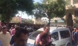 #شاهد .. هتافات ضد السلطة تطالب برحيل محافظ نابلس أكرم الرجوب خلال مسيرة تشييع جثمان المواطن أحمد عز حلاوة الذي قضى الثلاثاء الماضي تحت التعذيب على يد عناصر أمن السلطة بعد اعتقاله في سجن جنيد .