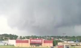 إعصار قوي يضرب ولاية أيوا الأمريكية مُخلّفا أضرارا مادية كبيرة