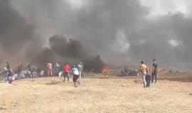 #شاهد لحظة إطلاق الاحتلال قنابل الغاز والرصاص الحي تجاه المشاركين في مسيرة العودة