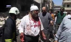 من مجازر #إدلب.. أب سوري يبحث عن طفله بعد الغارات الروسية التي أدت إلى سقوط العشرات مابين شهداء وجرحى !!